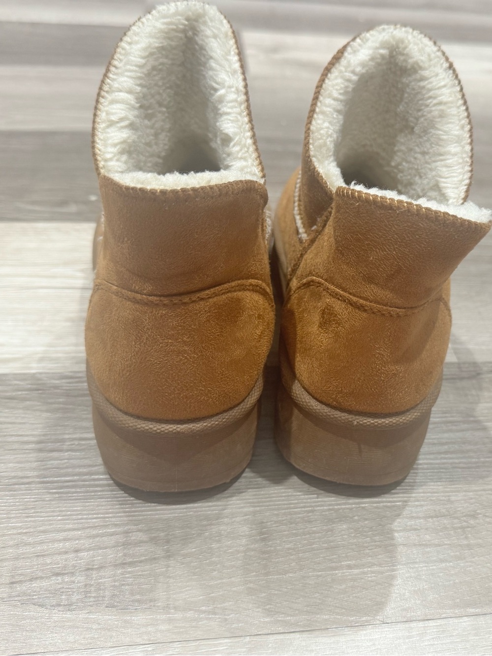 Pink Lily platform Ugg style short bootie size 7.5 - Picture 6 of 7